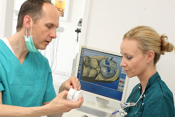 Cerec 3D - computergesteuerten Fräseinheit · Gemeinschaftspraxis für Zahn-, Mund- und Kieferheilkunde Dr. Gorden & Dr Poll