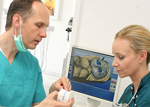 Zahnärzte Dr. Gorden & Dr. Poll am Cerec CAD CAD Gerät für Jeramik-Sofortversorgung Ästhetische Zahnmedizin